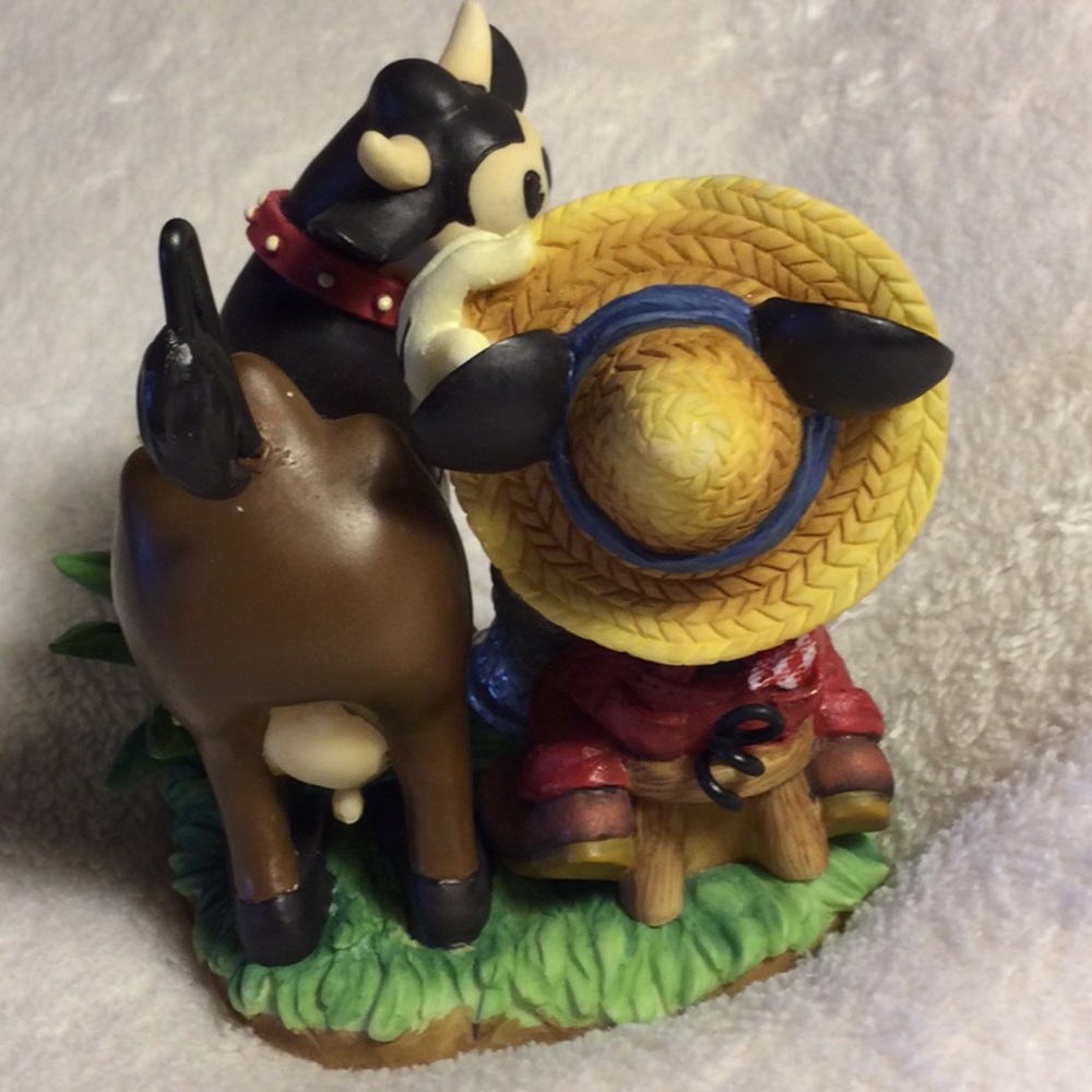 ❤️ Still Available🌟 Disney Mickey Mouse Cow Figurine🌟 - Picture 5 of 10